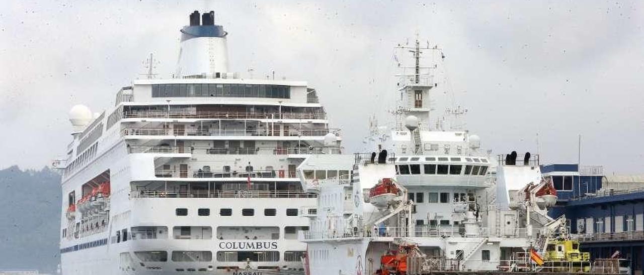 El &quot;Columbus&quot;, en segundo término, atracado junto al buque hospital &quot;Esperanza del Mar&quot;. // Marta G. Brea