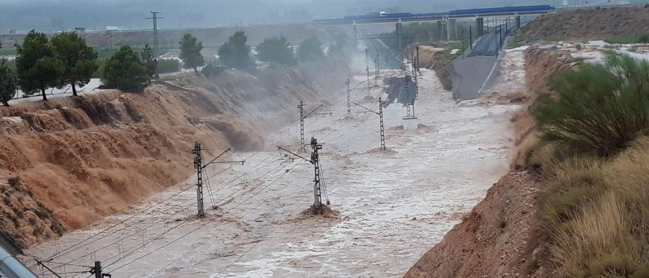 Imagen de las vías convencionales y las de alta velocidad a su paso por la Font de la Figuera durante el episodio de lluvias de septiembre de 2019.