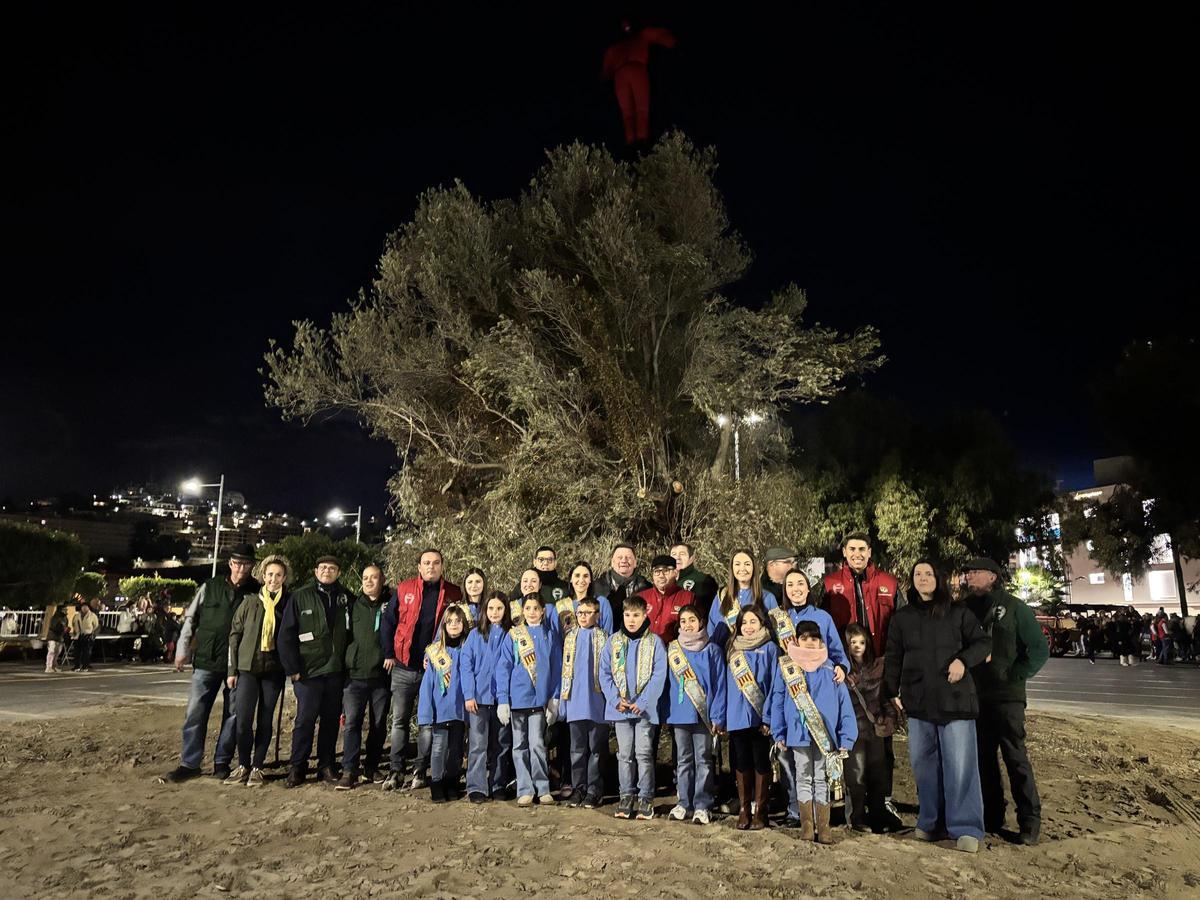 La Corte de Honor y autoridades municipales, presentes en el acto central del Día de la Foguera.