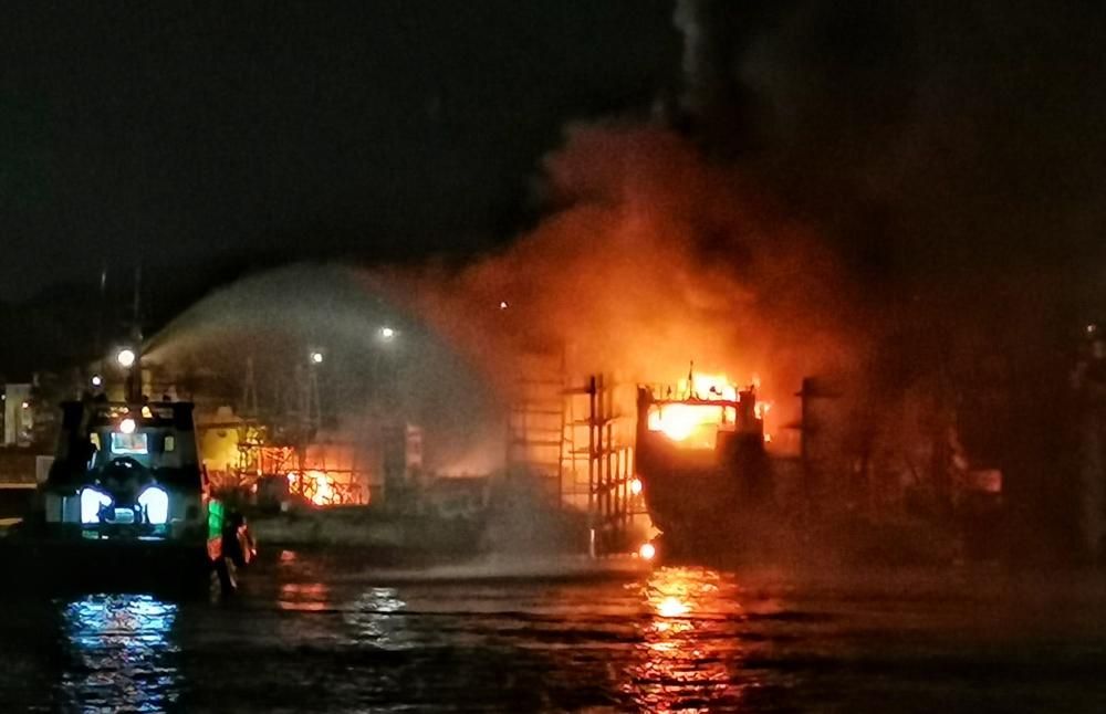 Gran incendio en un astillero de Marín