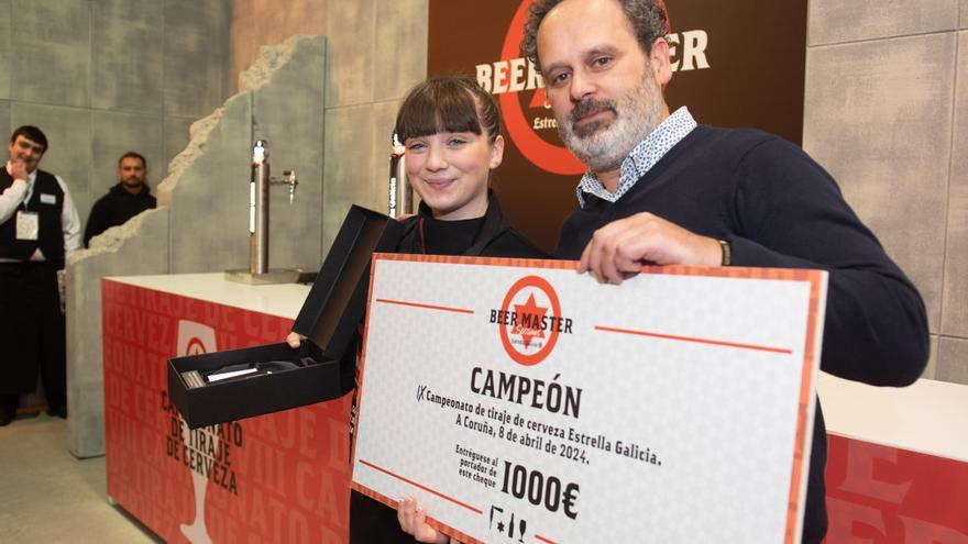 Maite Carreira, de 17 años, es la mejor  tiradora de cerveza de Galicia