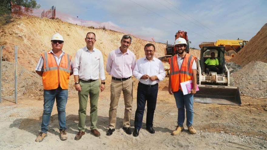 Víctor Navas y Miguel Ángel Heredia visitan las obras del acceso.