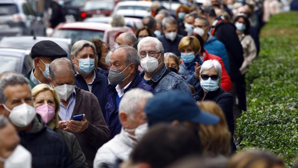 Filas para acceder a la vacunación con Janssen, en el inicio de la inoculación de dosis, en Zaragoza.