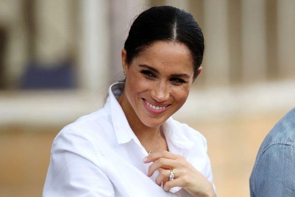 Meghan Markle con coleta de raya en medio