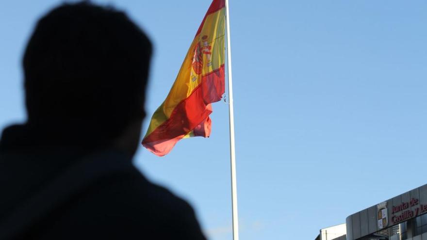 Bandera de España en el parque de La Marina.