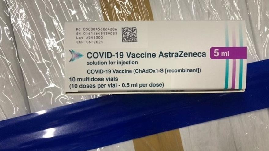 La vacuna de AstraZeneca requiere de dos dosis y va dirigida a menores de 55 años