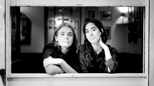 Ana Garriga y Carmen Urbita, creadoras del pódcast Las Hijas de Felipe, fotografiadas en el Café Pepe Botella de Madrid.