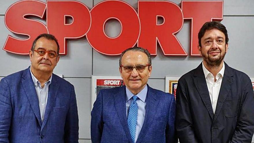 El director de El Periódico, Albert Sáez, y el presidente de Prensa Ibérica, Javier Moll, en el acto de sustitución del director del Sport, Ernest Folch.