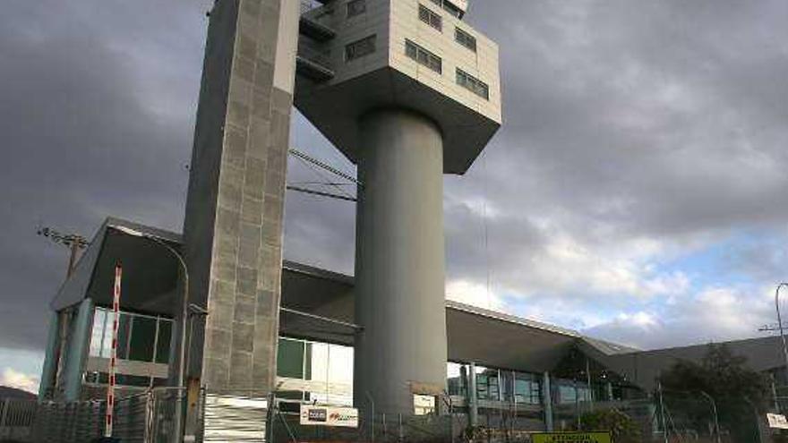 La ampliación de Peinador continúa por la cara norte, junto a la torre.  // R.G.