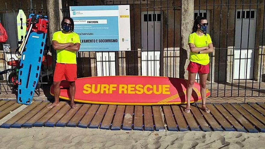 Dos socorristas en la playa de Portocelo.