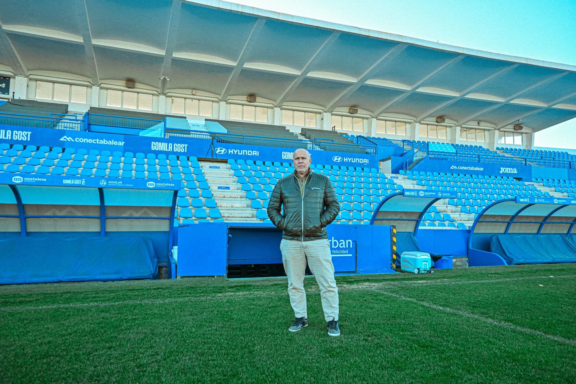 Jaume Mut, nuevo entrenador del Atlético Baleares, posa en el Estadio Balear