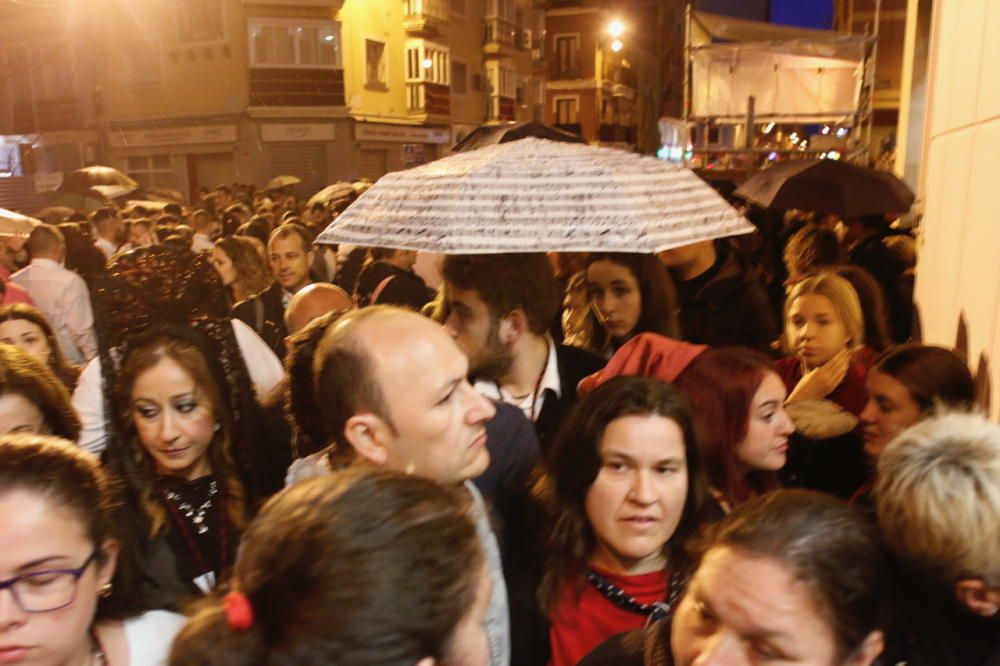 Las imágenes de la salida frustrada de la cofradía de la Misericordia, que tuvo que volverse nada más empezar su Jueves Santo a causa de la lluvia