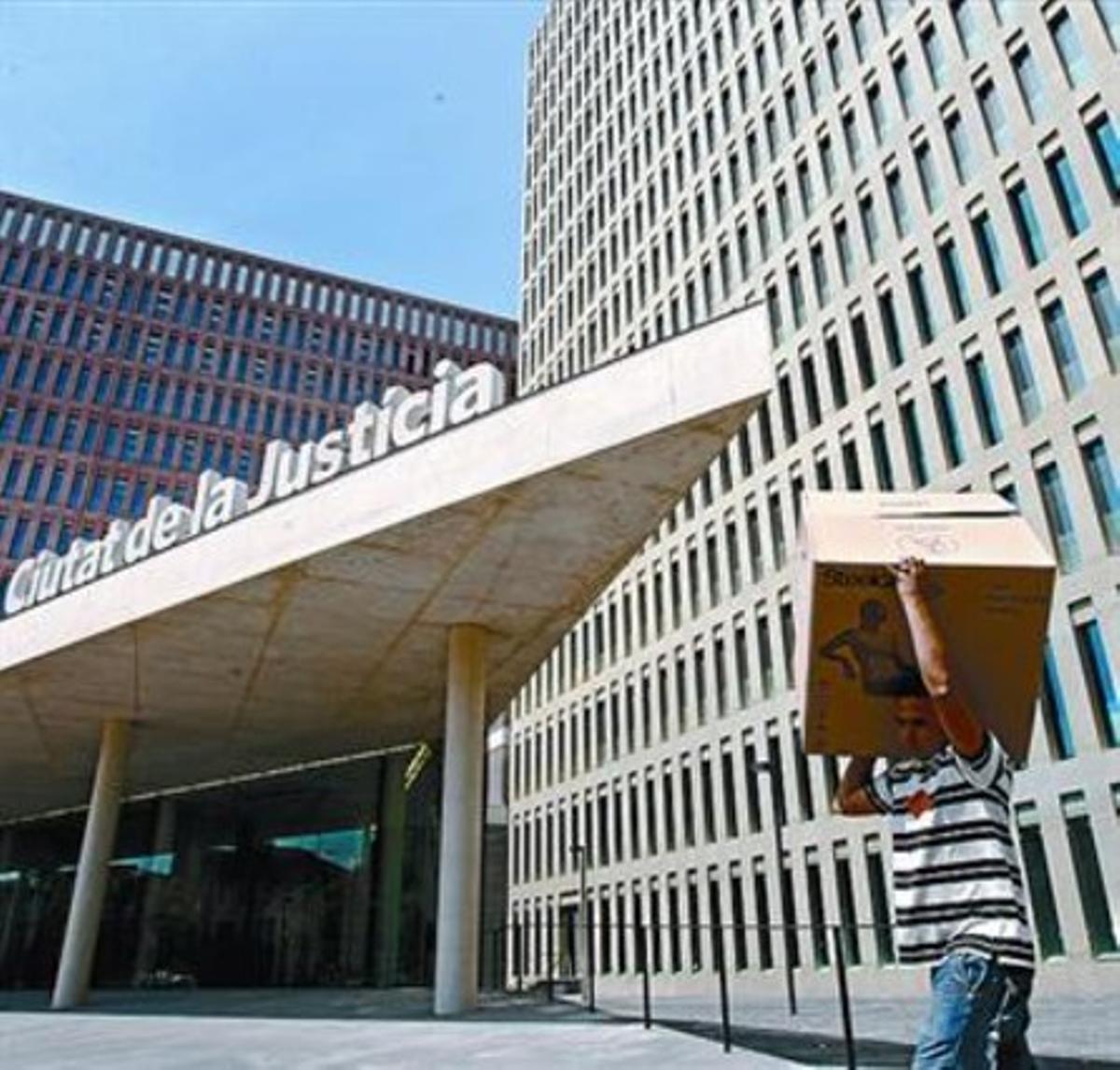 Façana de l’edifici de la Ciutat de la Justícia, a l’Hospitalet. Façana de l’edifici de la Ciutat de la Justícia, a l’Hospitalet.
