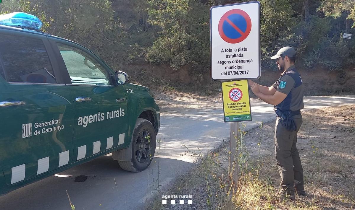 Imagen receinte de los agentes rurales controlando los accesos durante el brote de peste porcina.