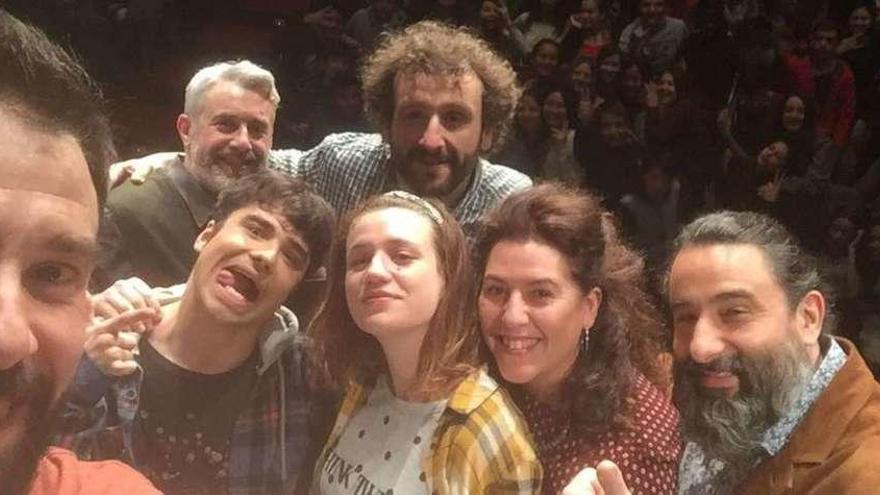 El reparto de &quot;Crecer&quot;, con el público al fondo, tras una de sus representaciones de ayer en Madrid.