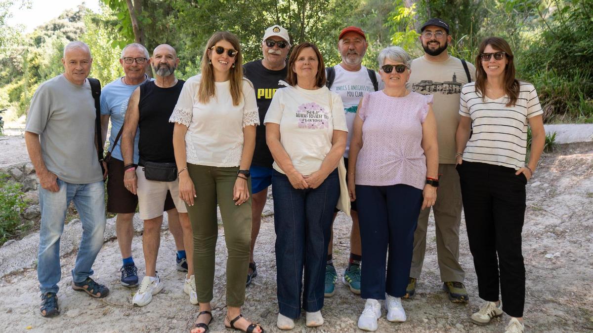 Representantes de la asociación Amics del Pou Clar y la regidora Sayo Gandia en el paraje.