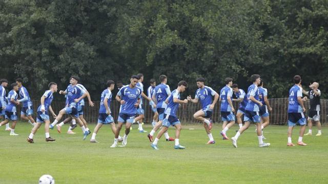 Los jugadores del Oviedo, entrenándose en El Requexón.