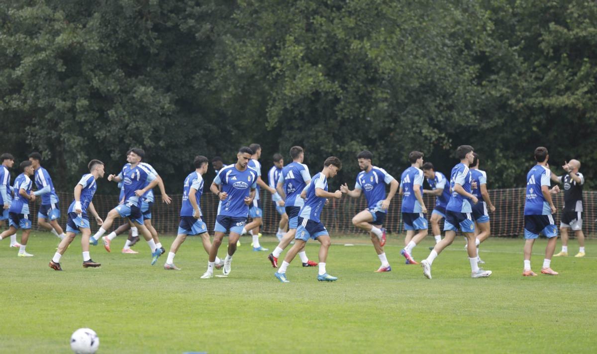 Los jugadores del Oviedo, entrenándose en El Requexón.   | FERNANDO RODRÍGUEZ