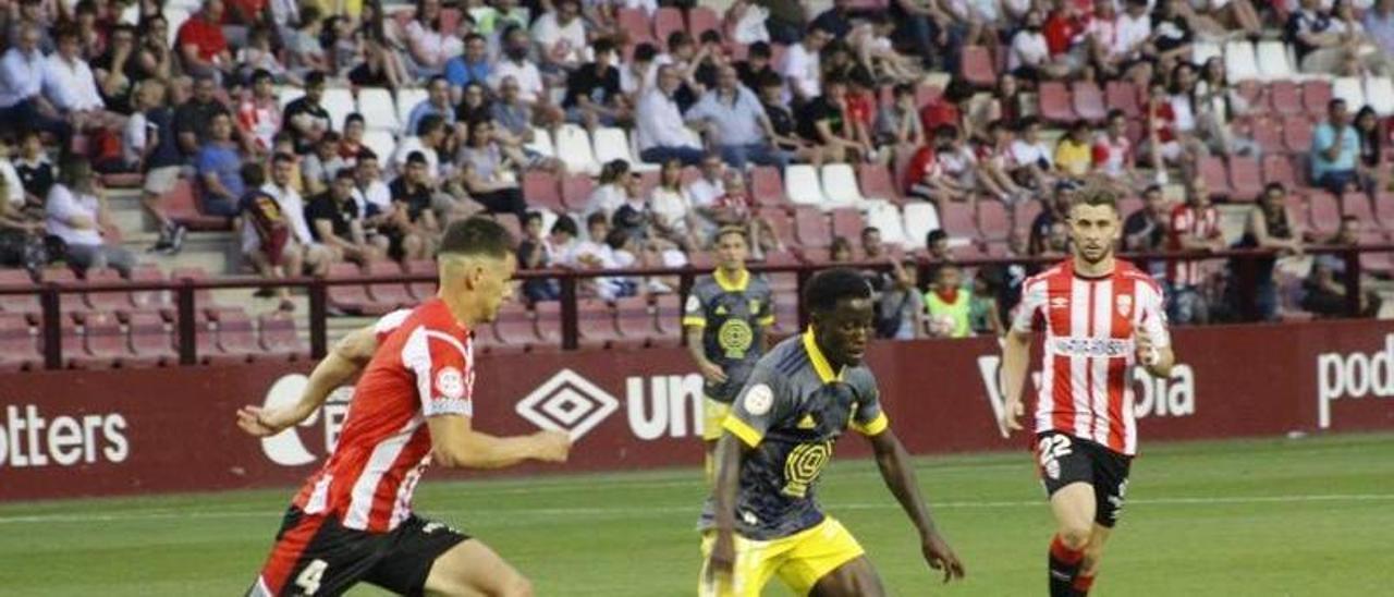 Adilson, durante una acción del partido