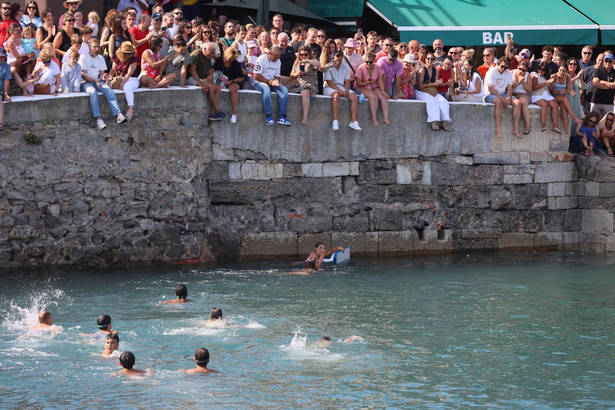 EN IMÁGENES: La multitudinaria cita de la cucaña en el Carmen de Luanco