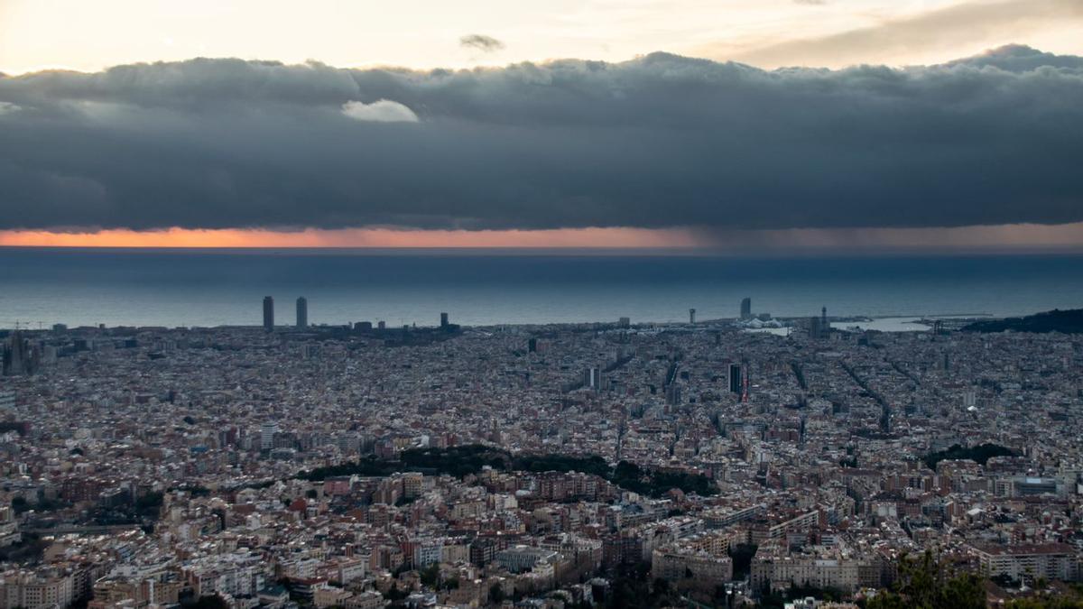 Nubes sobre el litoral de Barcelona.