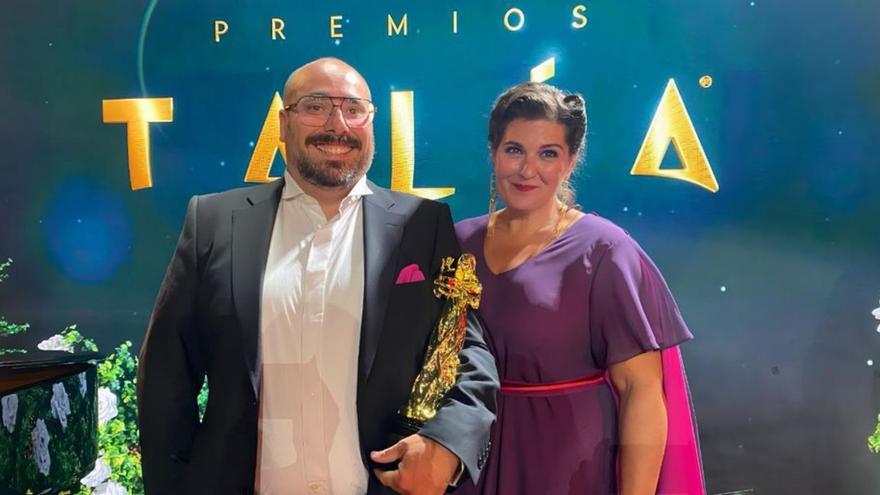 Emilio López y Naiara Beistegui, n'acabando la gala, col premiu "Talía".