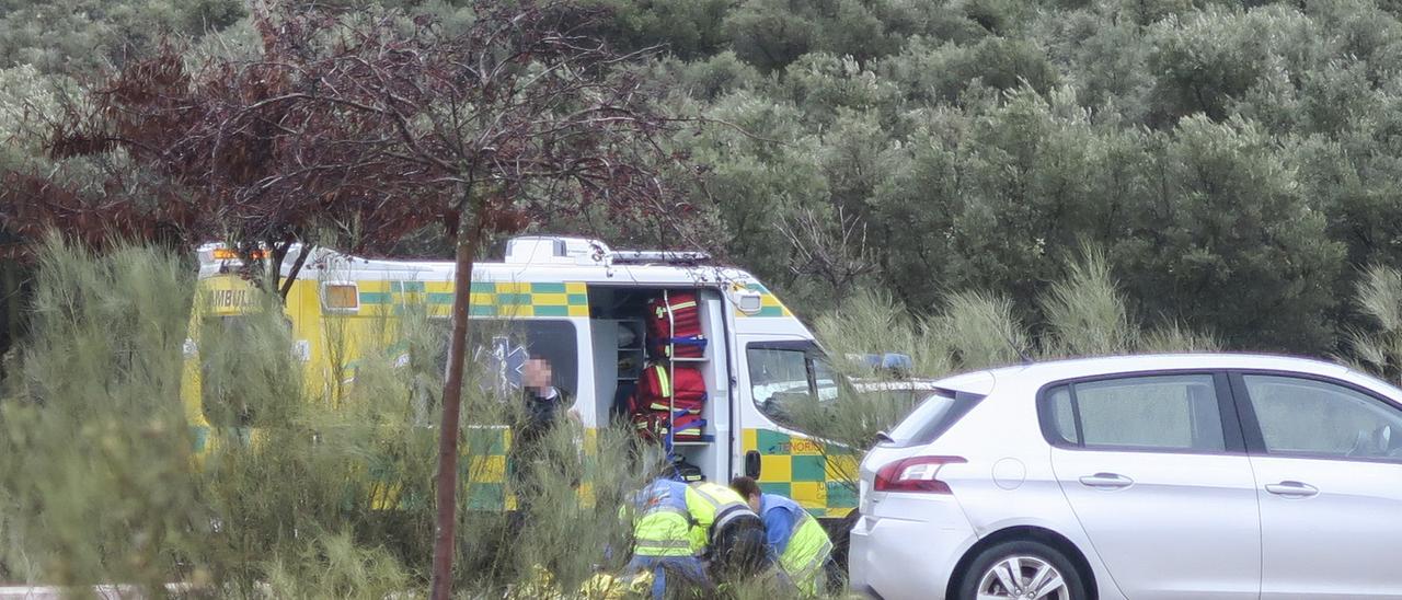 Los sanitarios atienden al preso fugado tras haber sido abatido por la Policía, en marzo de 2018.