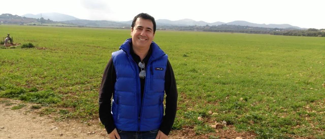 Pérez, posando en medio de lo que será el gran parque fotovoltaico de Santa Cirga, cerca de Manacor.