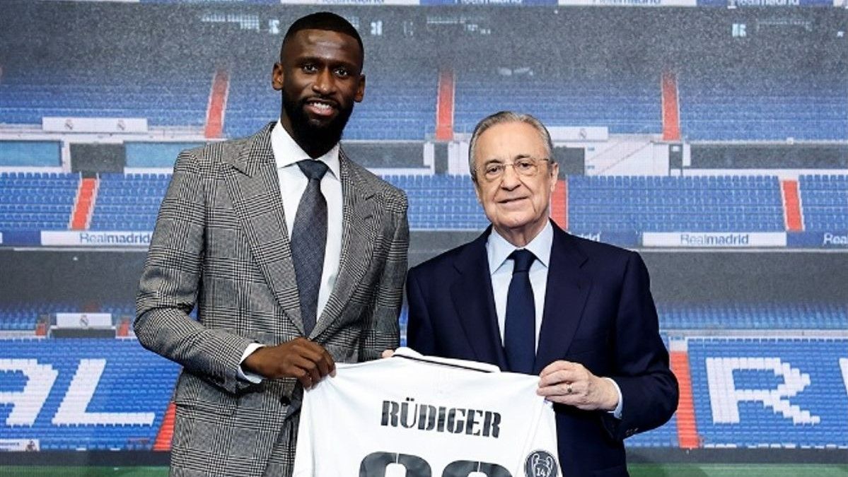 Florentino Pérez posa con Antonio Rudiger, el último fichaje del Real Madrid.