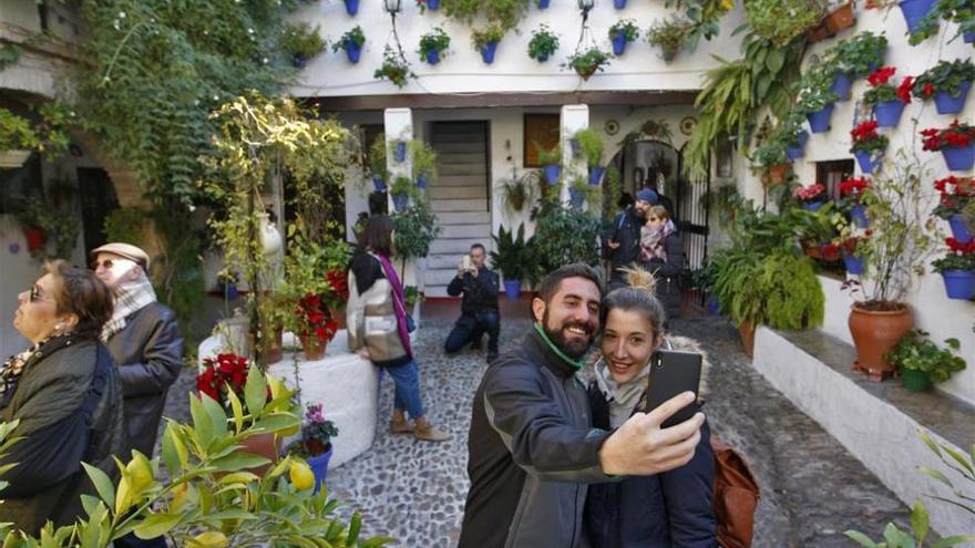 La Navidad luce ya en los patios con cientos de visitas, dulces y flamenco