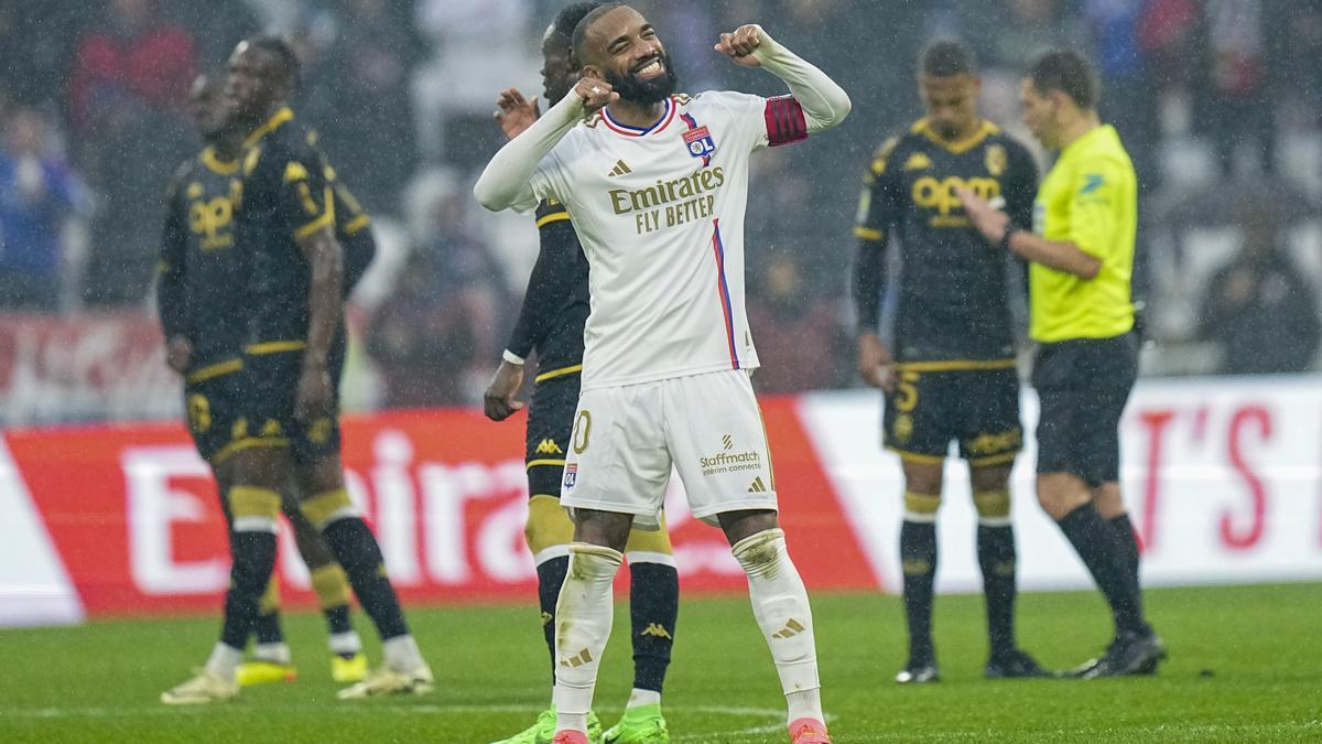 Lacazette celebra su gol ante el Mónaco