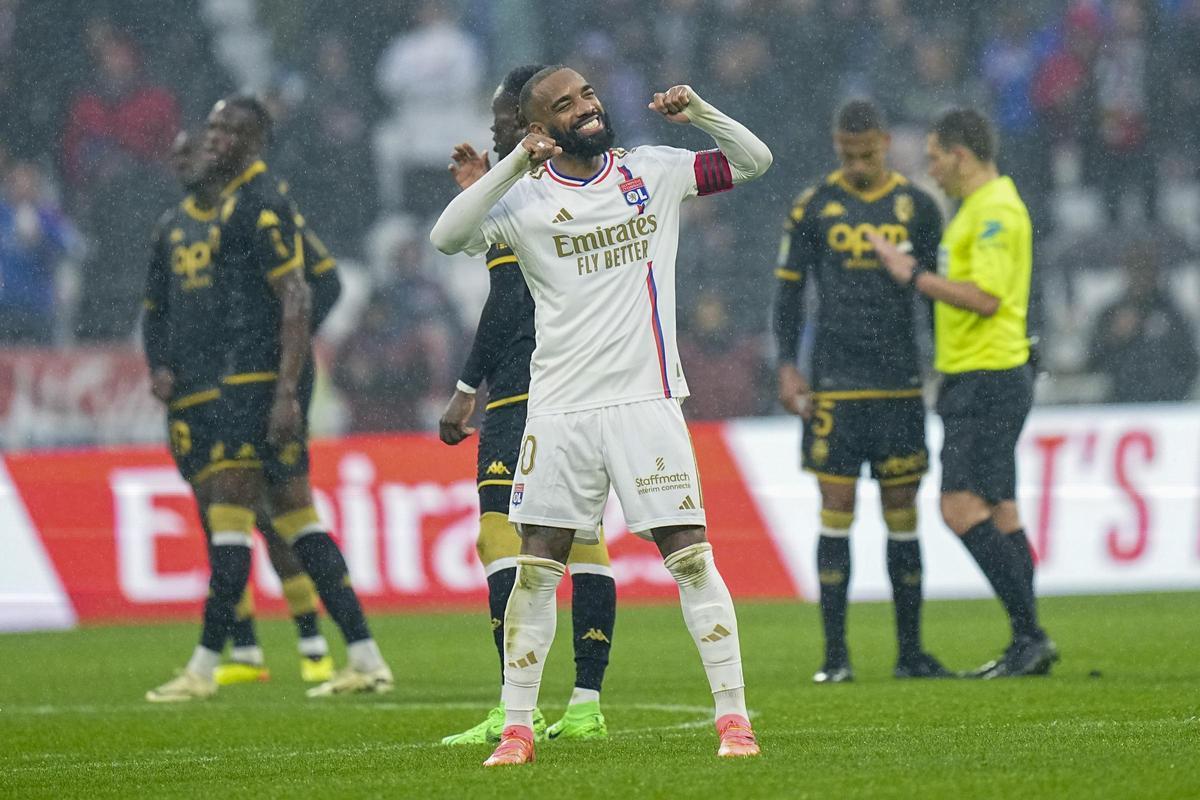 Lacazette celebra su gol ante el Mónaco