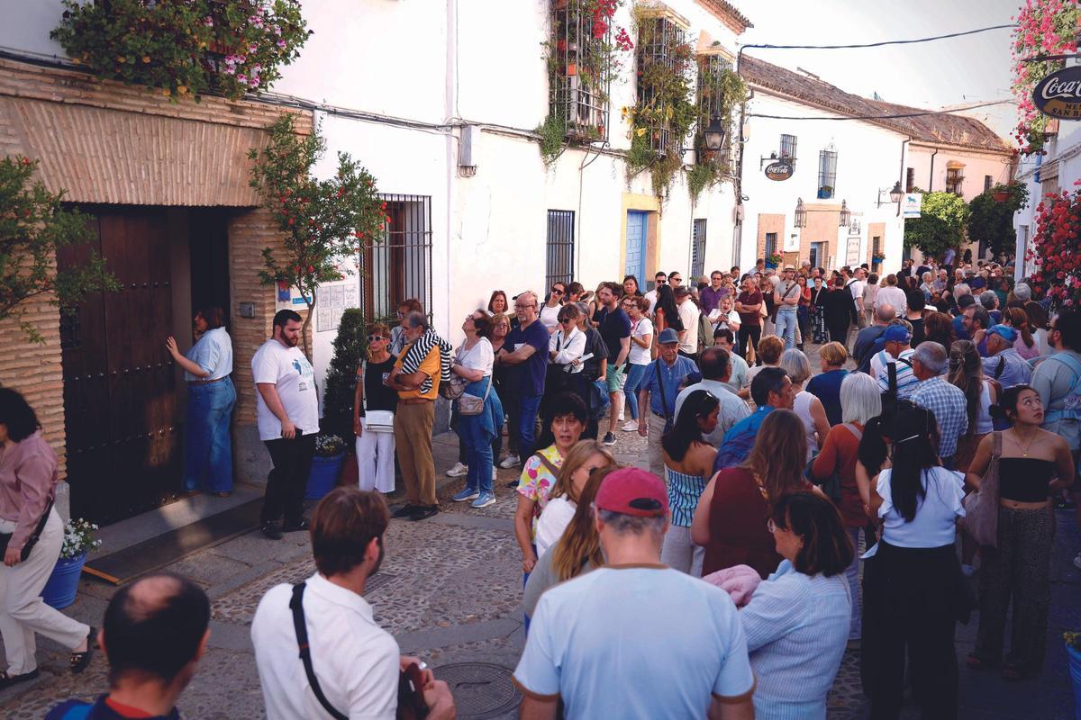 Colas en los Patios de Córdoba en la jornada de apertura de los recintos.