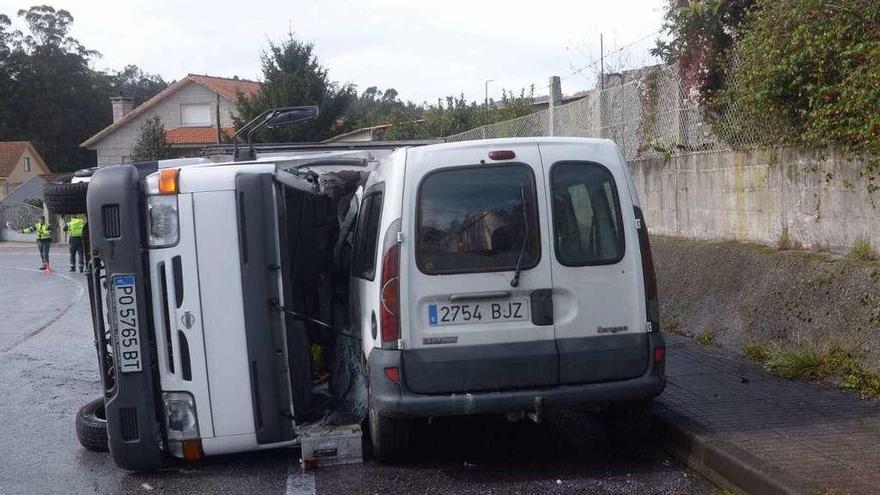 Los dos vehículos siniestrados en Meis, mientras al fondo los guardias regulan el tráfico. // Noé Parga