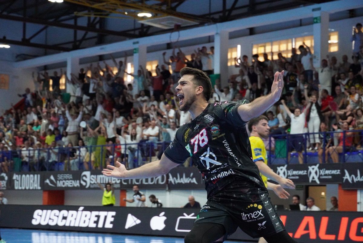 David Estepa celebra un gol.