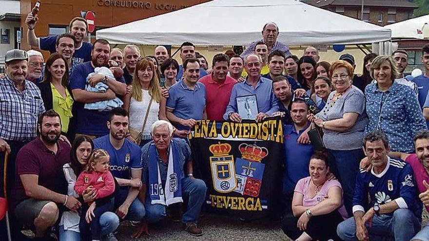 La peña oviedista de Teverga durante la celebración.