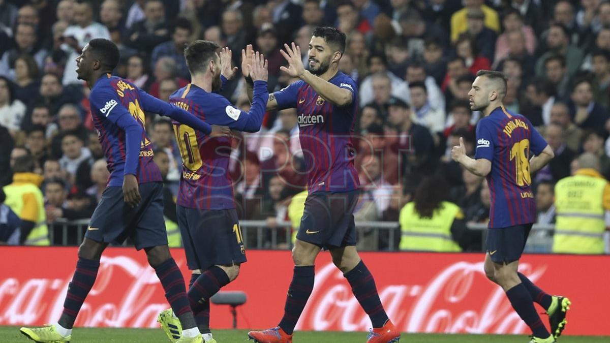 Luís Suárez celebra junto a Leo Messi un gol durante el partido de vuelta de semifinales de la Copa del Rey que Real Madrid y FC Barcelona disputan esta noche en el estadio Santiago Barnabéu, en Madrid.