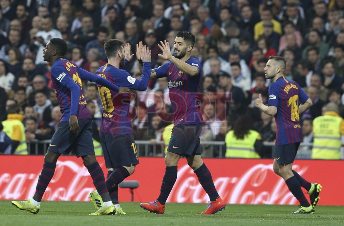 Luís Suárez celebra junto a Leo Messi un gol durante el partido de vuelta de semifinales de la Copa del Rey que Real Madrid y FC Barcelona disputan esta noche en el estadio Santiago Barnabéu, en Madrid. Luís Suárez celebra junto a Leo Messi un gol durante el partido de vuelta de semifinales de la Copa del Rey que Real Madrid y FC Barcelona disputan esta noche en el estadio Santiago Barnabéu, en Madrid.