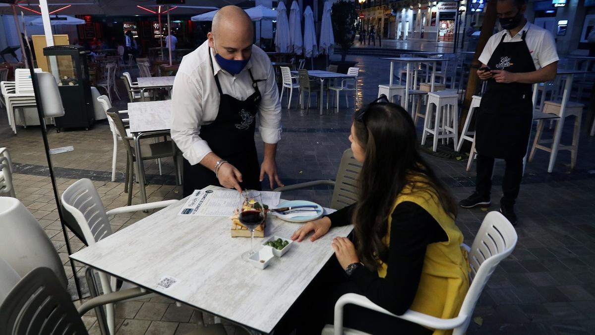 Un camarero en Málaga.