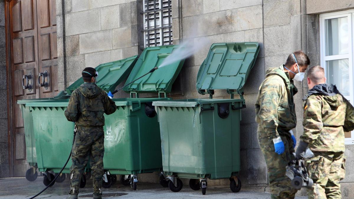 Militares desinfectando la residencia Porta do Camiño de Santiago durante la pandemia de coronavirus