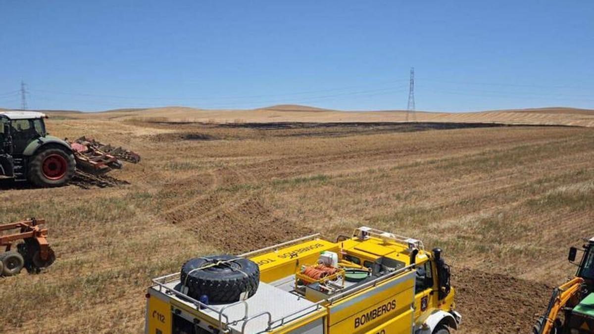 Bomberos de Toro actúan en un incendio de cereal en Abezames