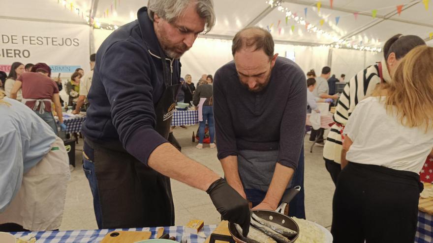 Concurso de tortilla de sardina salona de Les Comadres: las imágenes de la &quot;batalla&quot; gastronómica