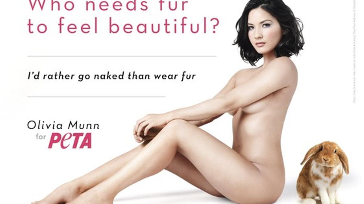 Olivia Munn, en un cartel de la campaña de PETA contra el maltrato animal.