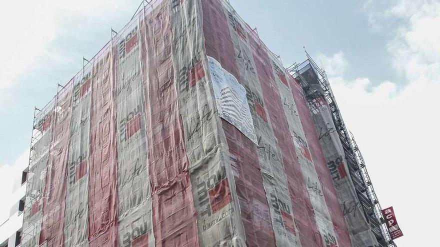 El edificio en obras, en el cruce entre La Cámara y José Cueto.