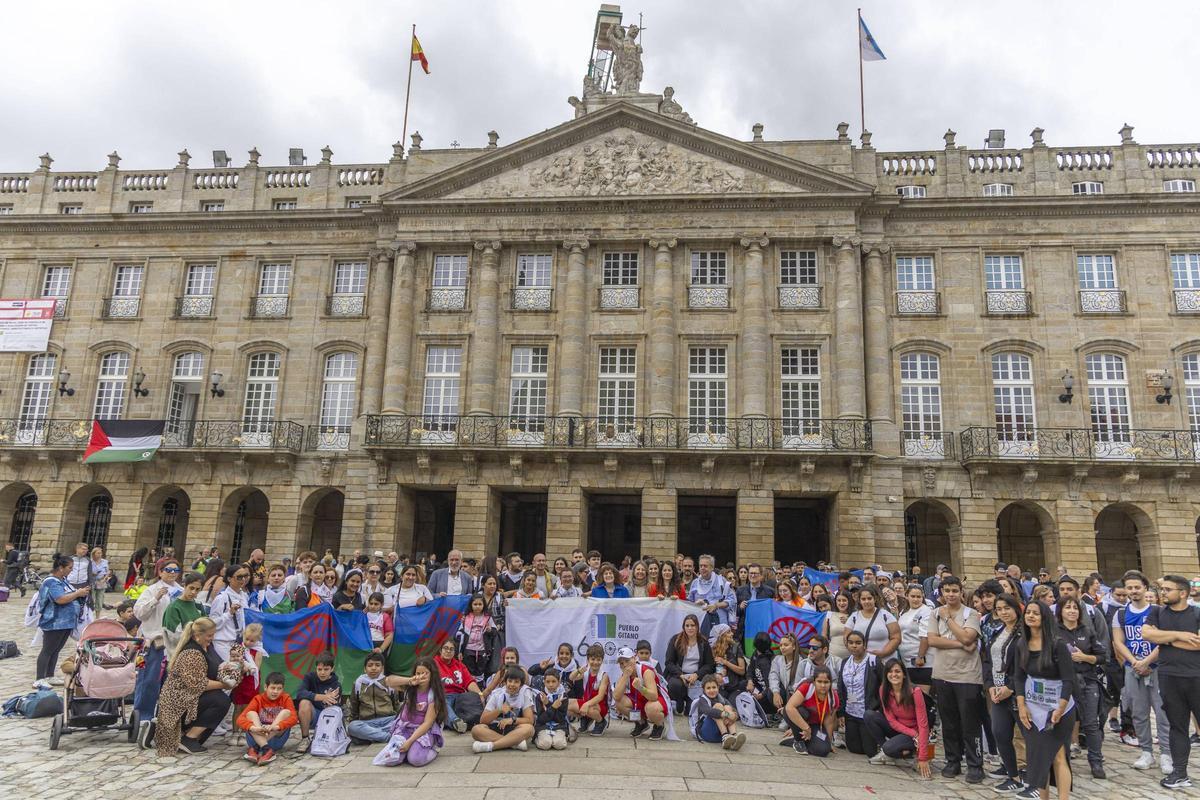 Participantes en la caminata impulsada por la Fundación Secretariado Gitano y autoridades a su llegada al Obradoiro.
