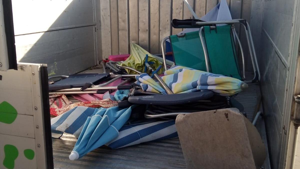 Orpesa confisca en sus playas 60 sillas y sombrillas en dos días