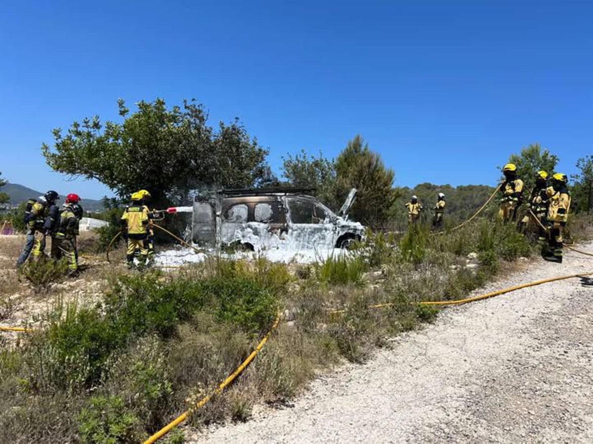 Bomberos extinguiendo el fuego.
