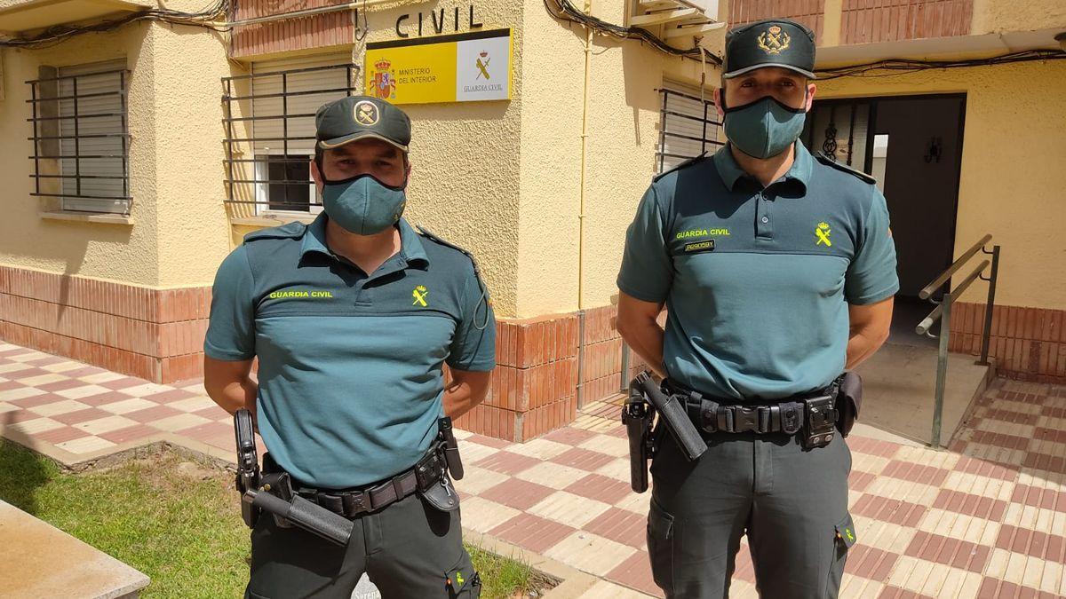 Dos agentes de la Guardia Civil asisten un parto en carretera en Villanueva de la Serena