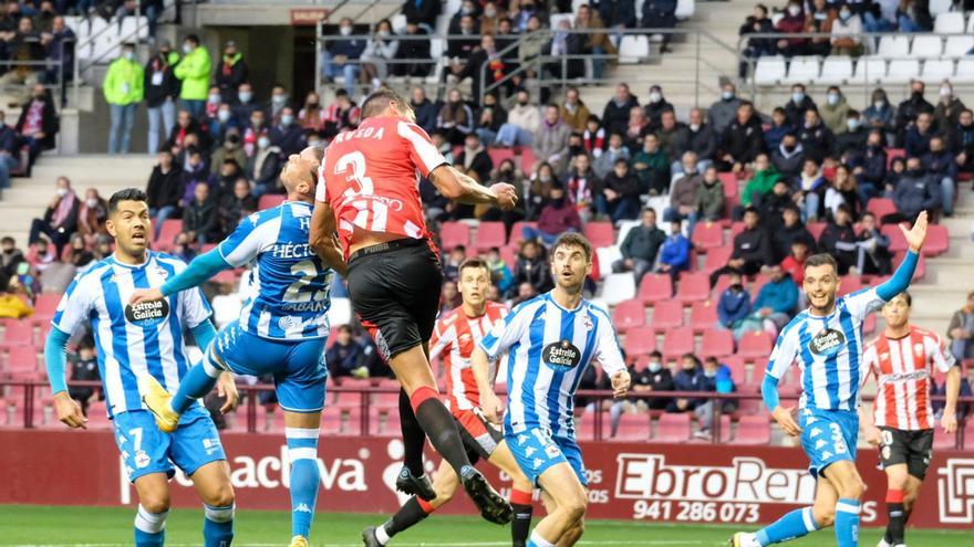 Héctor despeja un balón en el área en presencia de Miku, Jaime y Lapeña. | // LOF