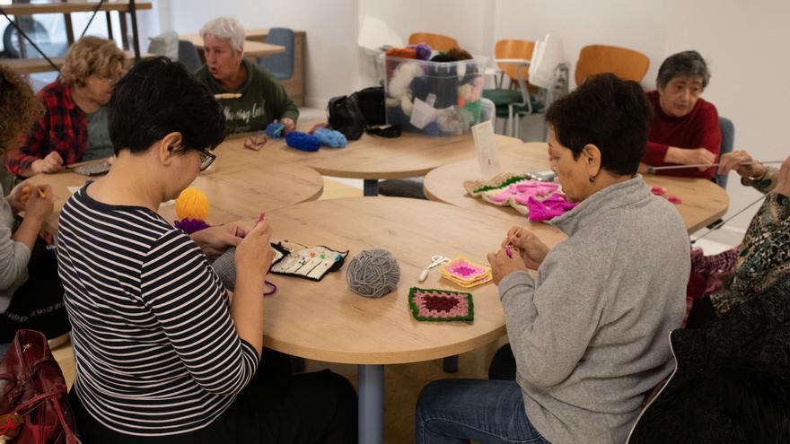 Una de las reuniones del grupo solidario &quot;Tejiendo Zamora&quot;